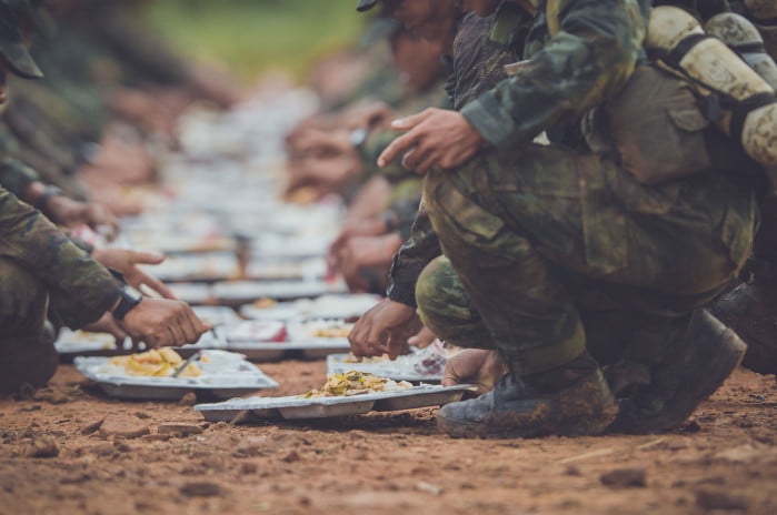 military eating food