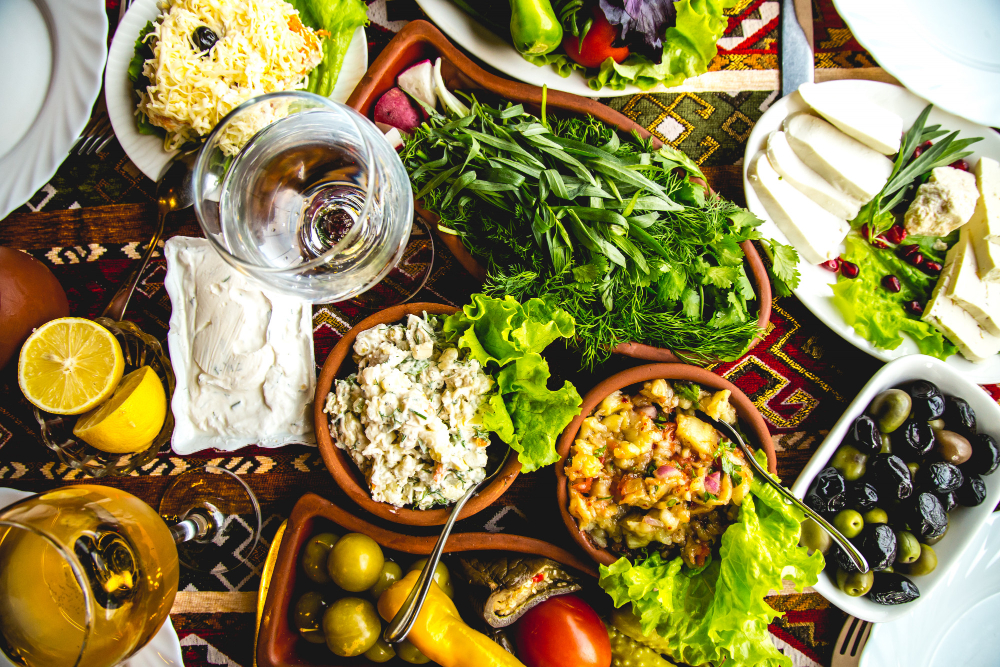 azeri-set-mangal-cheese-vegetables-olives-pickles-top-view